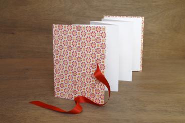 Leporello offen, Zieharmonika, heller Fotokarton, Blumencover modern in orange und rot, rotes Schleifenband